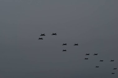 Gökyüzündeki uçakların silueti