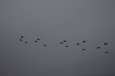 Gökyüzündeki uçakların silueti