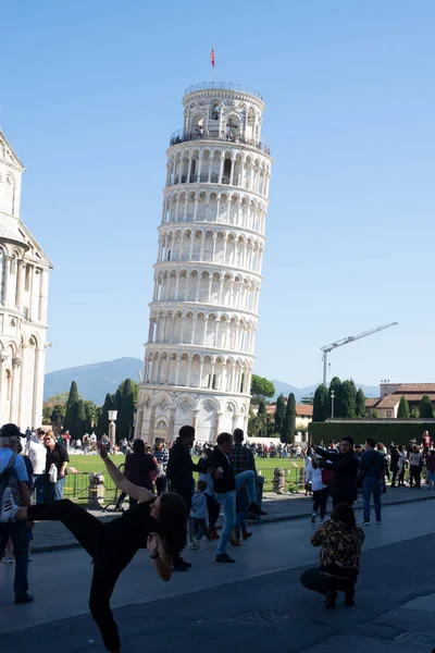 比萨的斜塔被周围的人围绕着 — 图库照片