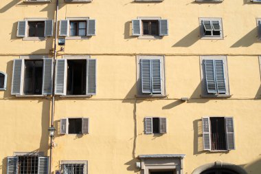 Bir sürü penceresi olan sarı bina.