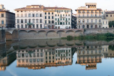 Nehre yansıyan binalar