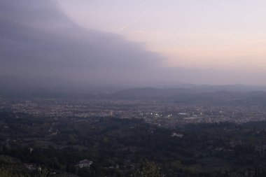 Gün batımında bir şehir manzarası