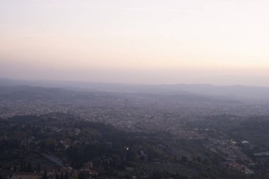 Gün batımında bir şehrin görüntüsü uzaktan