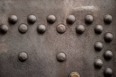 Büyük metal perçinlere yakın durun.