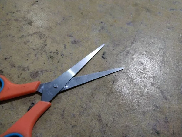 Beyaz arka planda bıçak kesme