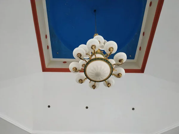 İç kısımdaki avizenin tavanı.