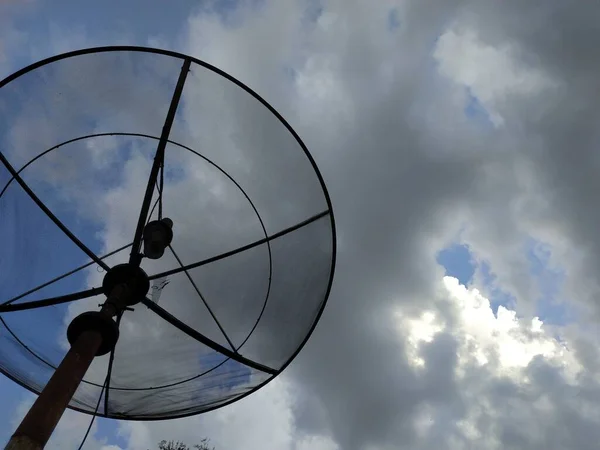 Haberleşme kulesi ve bulutlu gökyüzü