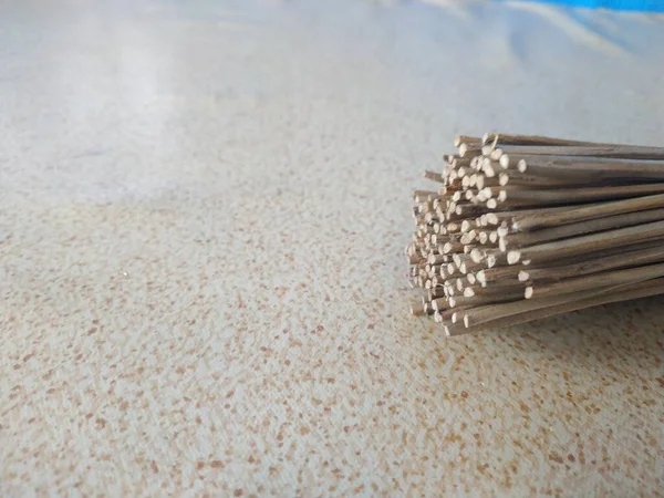 Beyaz arka planda tahta çubuklar