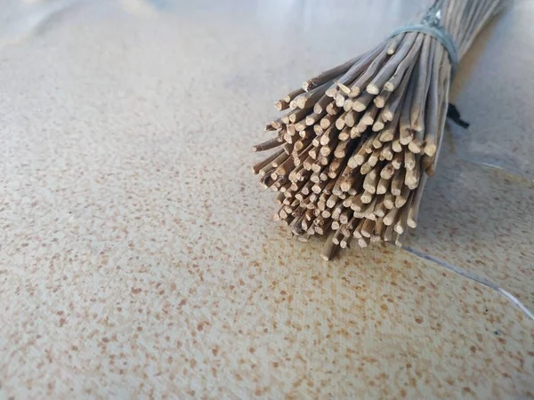 Tahta bir arka planda kuru pirinç demetini kapat.