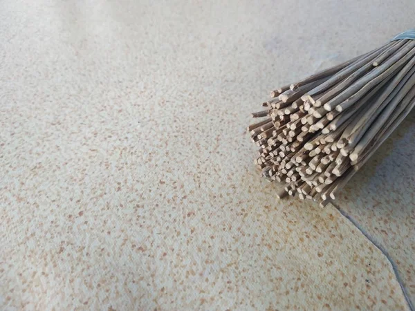 Beyaz bir duvarda ahşap bir kibrit yığını var.