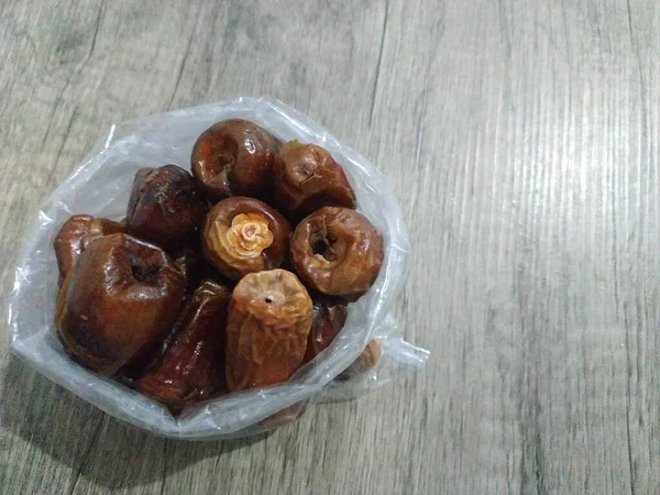 Bir kasede taze hurmalar