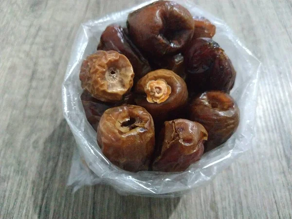 Ahşap tepside hurmalar, kapatın