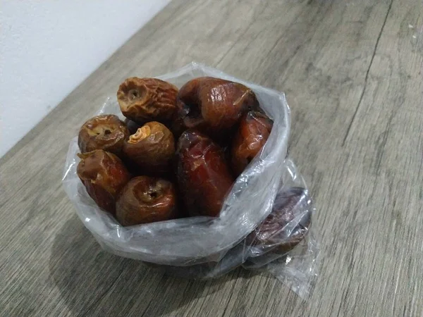 Masadaki ahşap kasede geleneksel tarihler