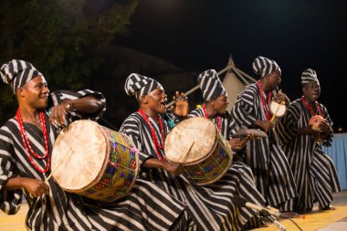 Gorizia, İtalya - 26 Ağustos 2017: İtalya 'nın Gorizia kentinde düzenlenen Uluslararası Folklor Festivali sırasında Benin geleneksel dans şirketi müzisyeni sahnede