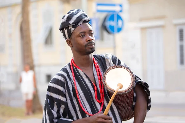 Gorizia, İtalya - 27 Ağustos 2017: İtalya 'nın Gorizia kentinde düzenlenen Uluslararası Folklor Festivali sırasında kasaba sokaklarında dansçıları takip eden Benin geleneksel dans şirketi müzisyeni