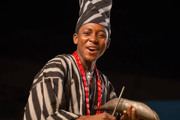 Gorizia, İtalya - 27 Ağustos 2017: İtalya 'nın Gorizia kentinde düzenlenen Uluslararası Folklor Festivali sırasında kasaba sokaklarında dansçıları takip eden Benin geleneksel dans şirketi müzisyeni