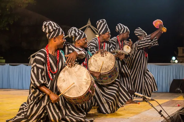 Gorizia, İtalya - 26 Ağustos 2017: İtalya 'nın Gorizia kentinde düzenlenen Uluslararası Folklor Festivali sırasında Benin geleneksel dans şirketi müzisyeni sahnede