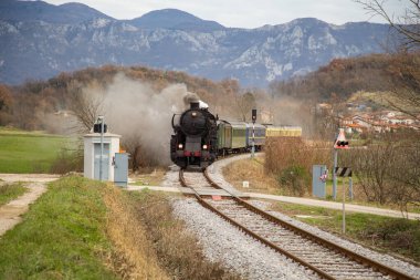 Eski Buhar Treni - lokomotif Nova Gorica, Slovenya, Avrupa 'daki tren istasyonundan ayrılıyor