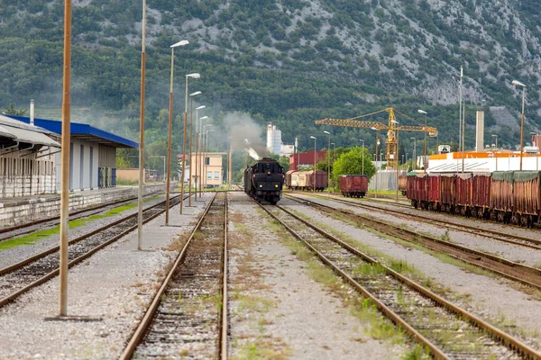 Eski Buhar Treni - lokomotif Nova Gorica, Slovenya, Avrupa 'daki tren istasyonundan ayrılıyor