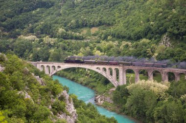 Solkan yakınlarındaki dünyanın en uzun taş köprüsündeki eski buhar treni - Nova Gorica, Slovenya
