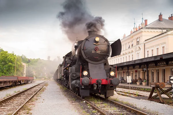 Eski Buhar Treni - lokomotif Nova Gorica, Slovenya, Avrupa 'daki tren istasyonundan ayrılıyor