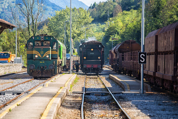 Старый паровоз - локомотив на вокзале в Мост на Сочи