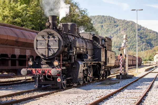 Eski buharlı tren - Çoğu na Soci 'deki tren istasyonunda lokomotif