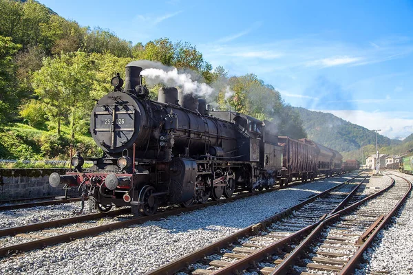 Eski Buhar Treni - lokomotif Nova Gorica, Slovenya, Avrupa 'daki tren istasyonundan ayrılıyor