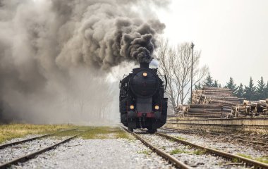 Eski Buhar Treni - lokomotif Nova Gorica, Slovenya, Avrupa 'daki tren istasyonundan ayrılıyor