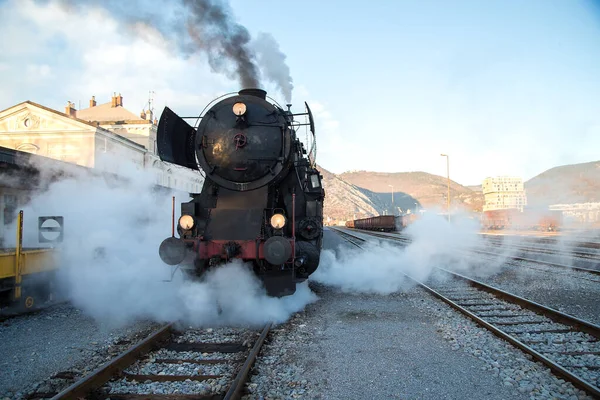 Eski Buhar Treni - lokomotif Nova Gorica, Slovenya, Avrupa 'daki tren istasyonundan ayrılıyor