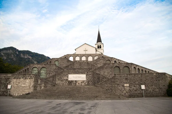 Birinci Dünya Savaşı Anıtı Kobarid 'de (Caporetto)