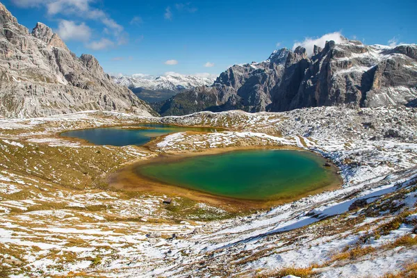 İki dağ gölü Laghi dei Piani yakınlarındaki Drei Zinnen veya Tre Cime di Lavaredo ilk karlı Dolomitler, İtalya