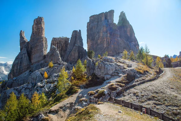 1. Dünya Savaşı 'ndan Cinque Torri Dağı' na kadar askeri siperlere bakın..