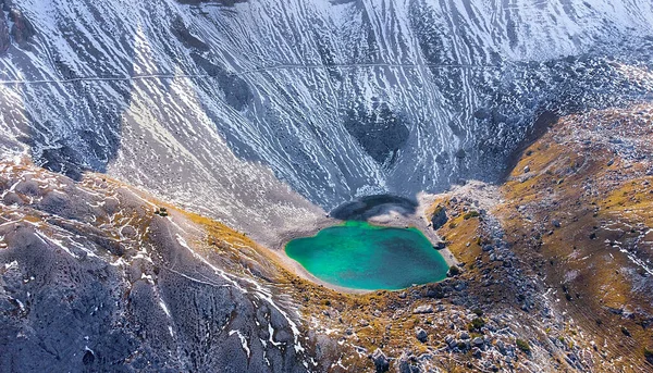 Drei Zinnen ya da Tre Cime di Lavaredo yakınlarındaki gizli zümrüt gölü manzarası, Dolomitler, İtalya