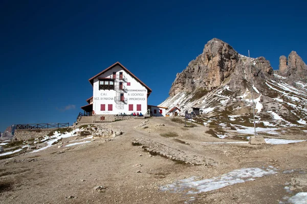 Três Picos Lavaredo Dreizinnenhtte Refúgio Antonio Locatelli Dolomites Itália Fotos De Bancos De Imagens