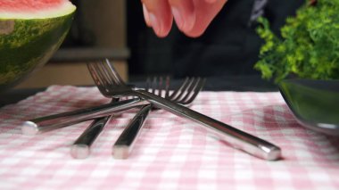 Bir bıçakla karpuzu küçük kare parçalara ayırdık.