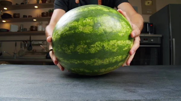 Wassermelone Auf Dem Tisch Bereiten Wir Uns Darauf Vor Saftige — Stockfoto