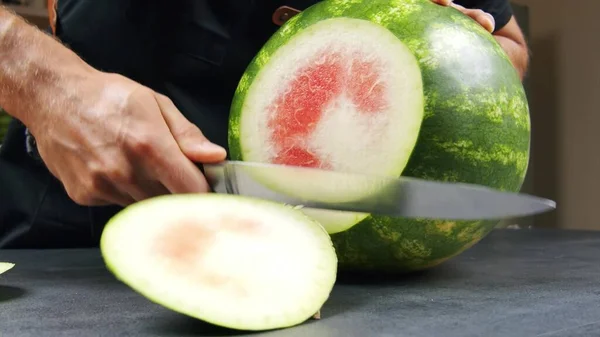 Vacker Grön Vattenmelon Man Skär Vattenmelon Två Delar Med Kniv — Stockfoto
