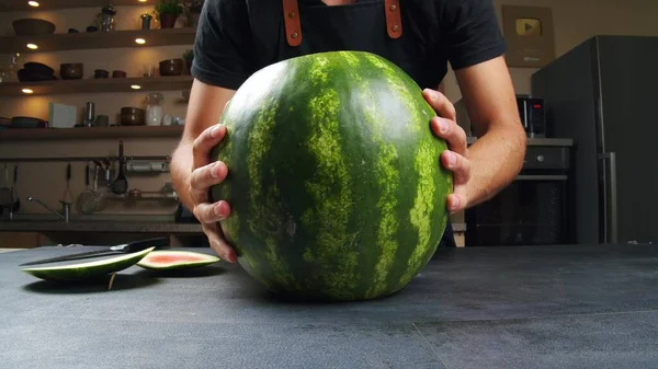 Close Mãos Masculinas Colocar Uma Melancia Verde Listrada Madura Fresca — Fotografia de Stock