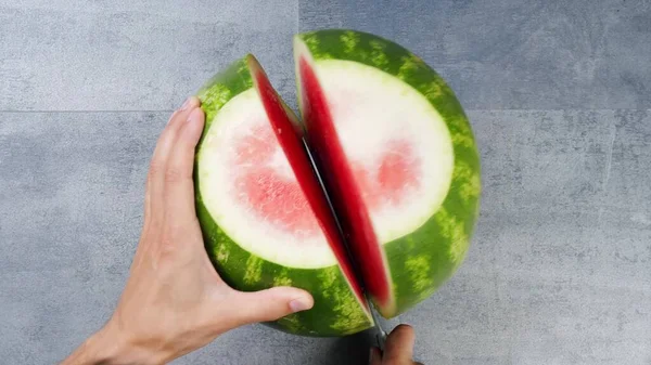 Cortamos Melancia Pequenos Pedaços Quadrados Com Uma Faca — Fotografia de Stock