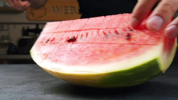 Cortamos Sandía Trozos Cuadrados Pequeños Con Cuchillo —  Fotos de Stock