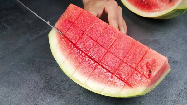 Cortamos Sandía Trozos Cuadrados Pequeños Con Cuchillo — Foto de Stock