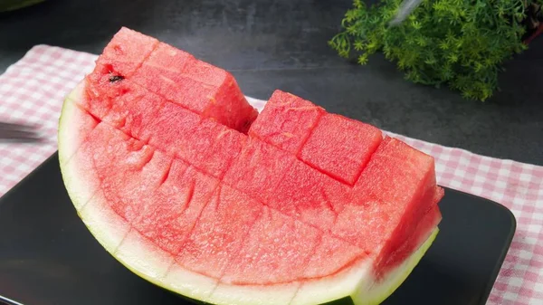 Sandía Fresca Jugosa Cortada Mano Una Tabla Con Cuchillo Cocina — Foto de Stock