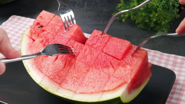 Sandía Fresca Jugosa Cortada Mano Una Tabla Con Cuchillo Cocina —  Fotos de Stock