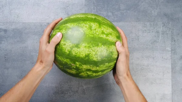 Wassermelone Auf Einem Schneidebrett Gewaschen — Stockfoto