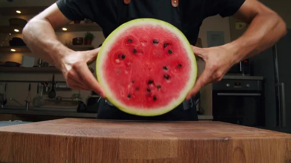Eine Halbe Rot Süße Wassermelone Auf Einem Grauen Tisch — Stockfoto