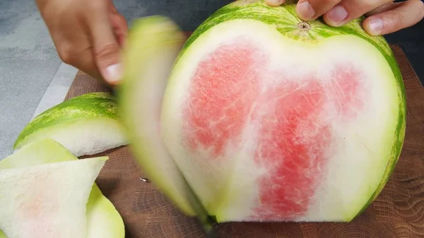 Primer Plano Una Sandía Roja Madura Pelada Plato Cortar Montón —  Fotos de Stock