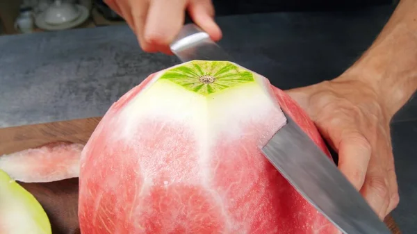 Nahaufnahme Einer Reifen Roten Wassermelone Die Einem Teller Geschält Wird — Stockfoto