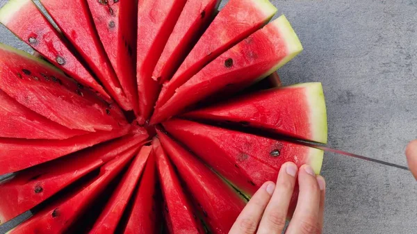 Klipp Triangulära Bitar Mogen Vattenmelon Träskiva Grå Bakgrund Sidovy Selektivt — Stockfoto