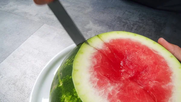 Cortar Sandía Trozos Ponerla Plato Blanco —  Fotos de Stock